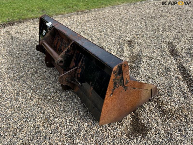 Shovel with manitou hitch 5