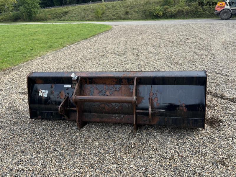 Shovel with manitou hitch 6