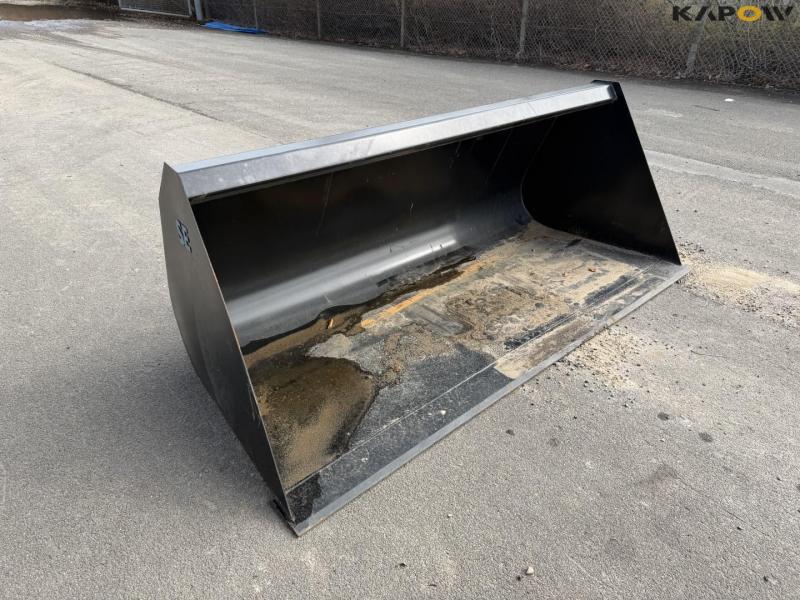 Bucket with Manitou hitch 3