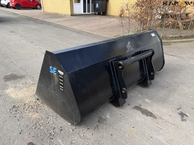 Bucket with Manitou hitch 7