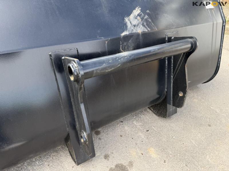 Bucket with Manitou hitch 8