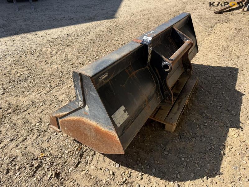 Bucket with Manitou hitch 7