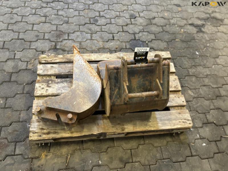 Buckets with MH hitch 8