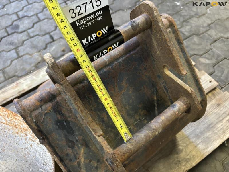 Buckets with MH hitch 15