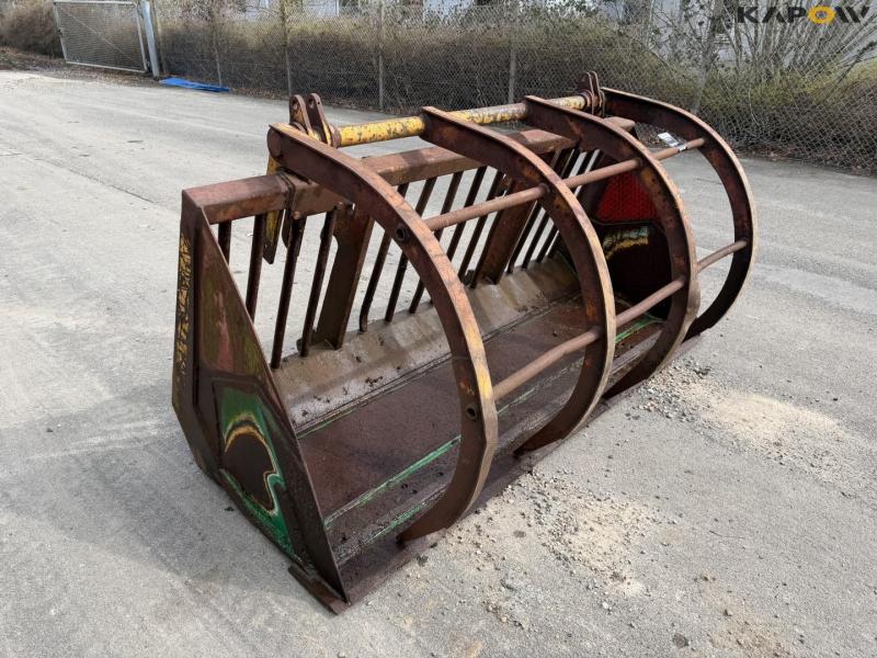 Shovel with attack claw 3