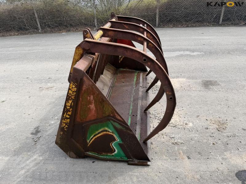 Shovel with attack claw 4