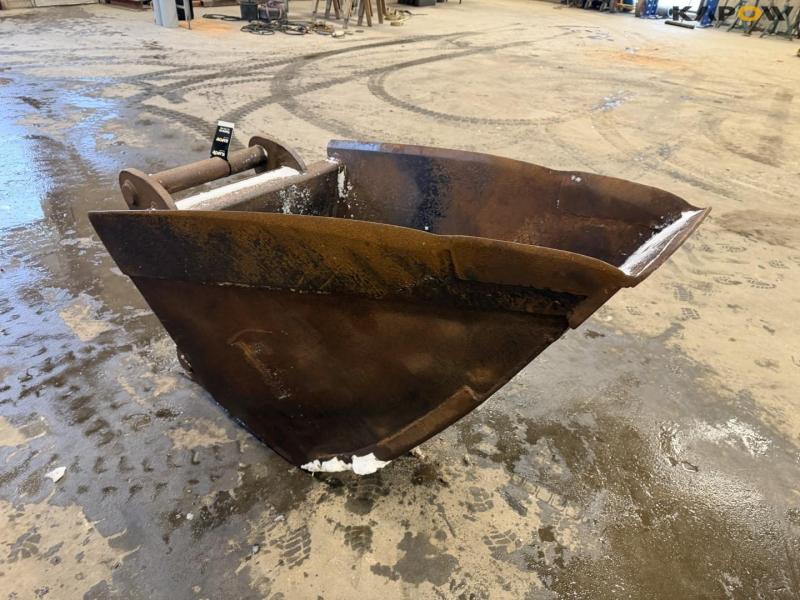 Bucket with S70 hitch 3