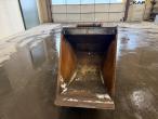 Bucket with S70 hitch 2