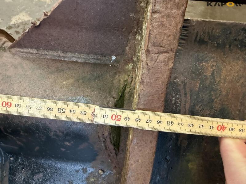 Bucket with S70 hitch 12