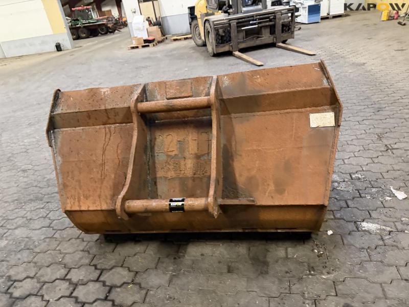 Bucket with S70 hitch 6