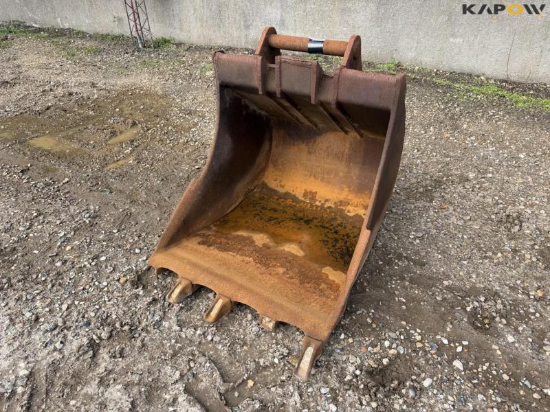 Bucket with S70 hitch 1