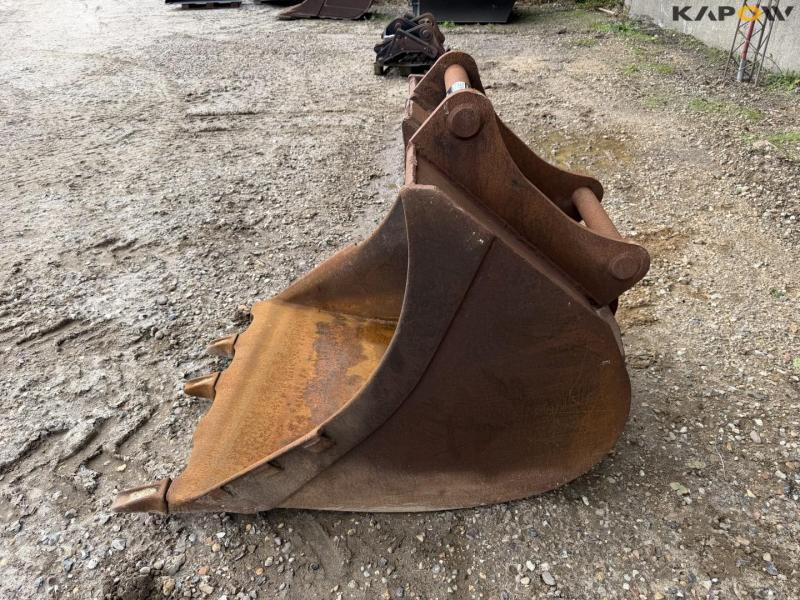 Bucket with S70 hitch 8