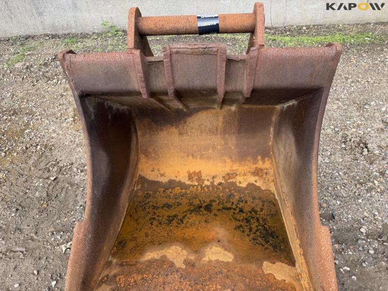 Bucket with S70 hitch 11