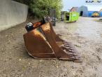 Bucket with S80 hitch 4