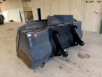 Bucket with Volvo hitch 7
