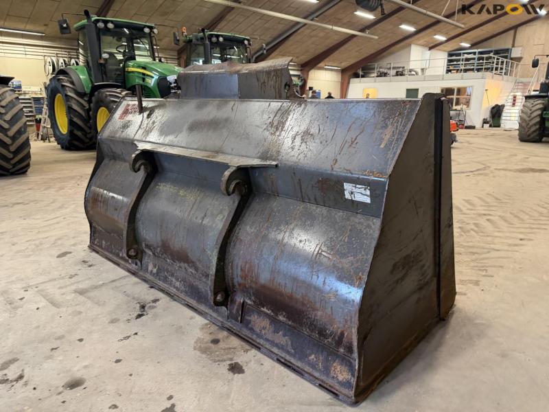 Bucket with Volvo hitch 5
