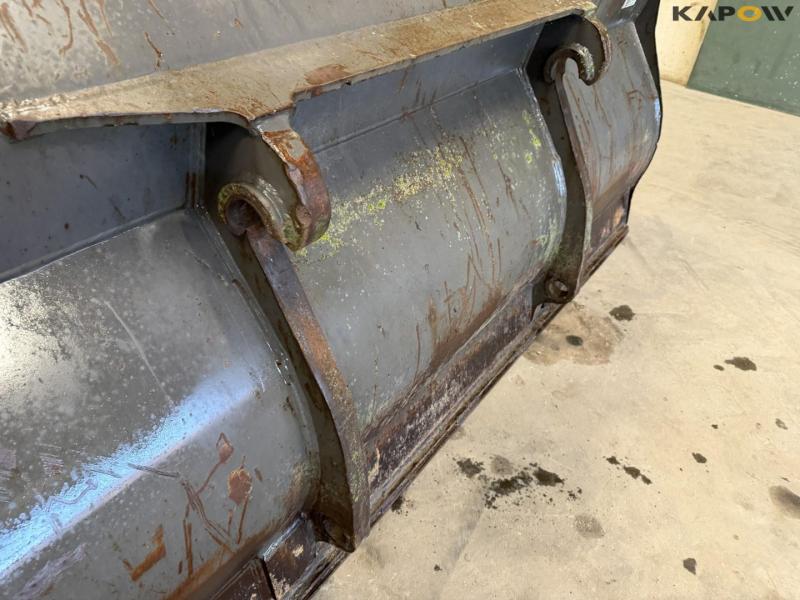 Bucket with Volvo hitch 11