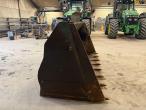 Bucket with Volvo hitch 4
