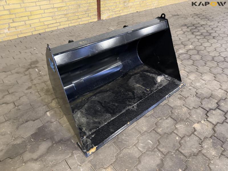 Bucket with Weidemann hitch 3