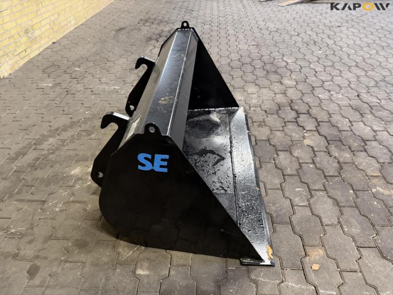Bucket with Weidemann hitch 4