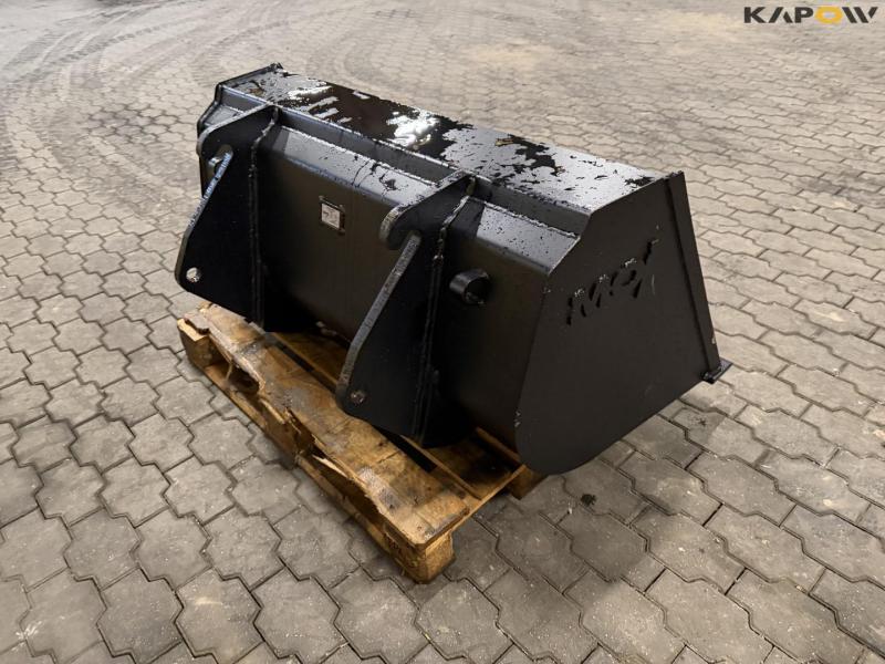 Bucket with Weidemann hitch 5