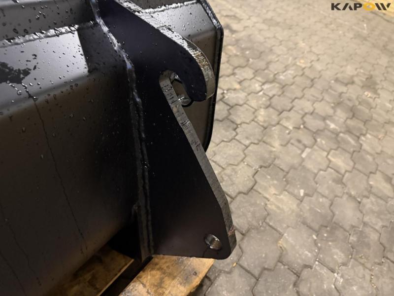 Bucket with Weidemann hitch 10