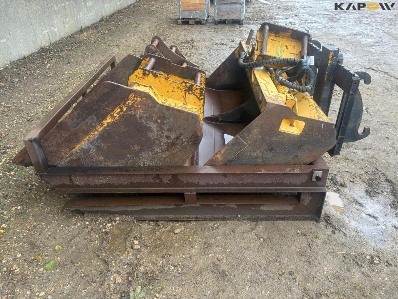 Bucket set in holder with Hydrema hitch 4
