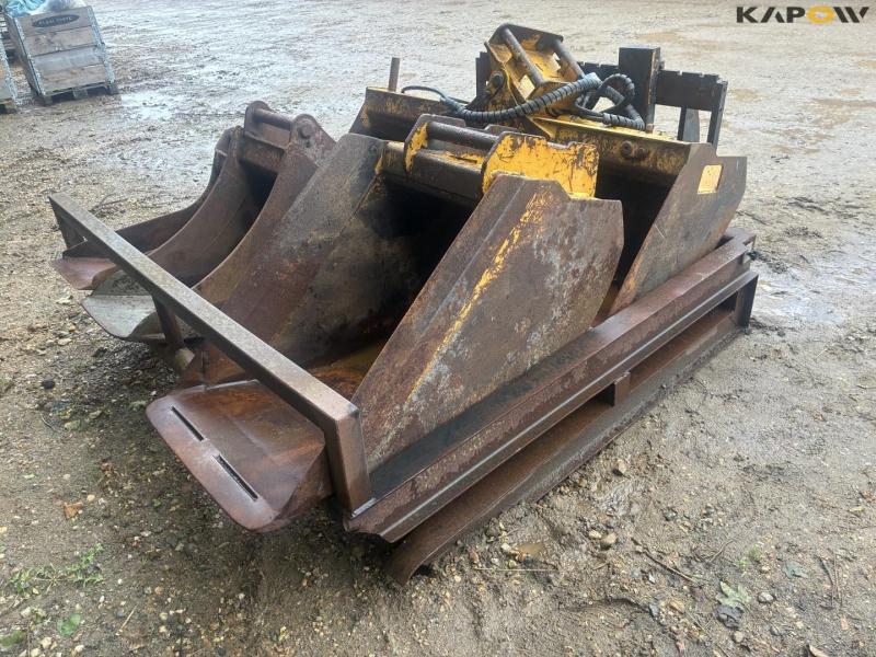 Bucket set in holder with Hydrema hitch 5