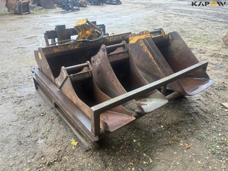 Bucket set in holder with Hydrema hitch 7