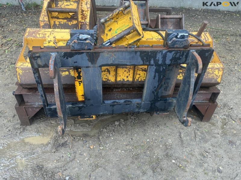 Bucket set in holder with Hydrema hitch 9