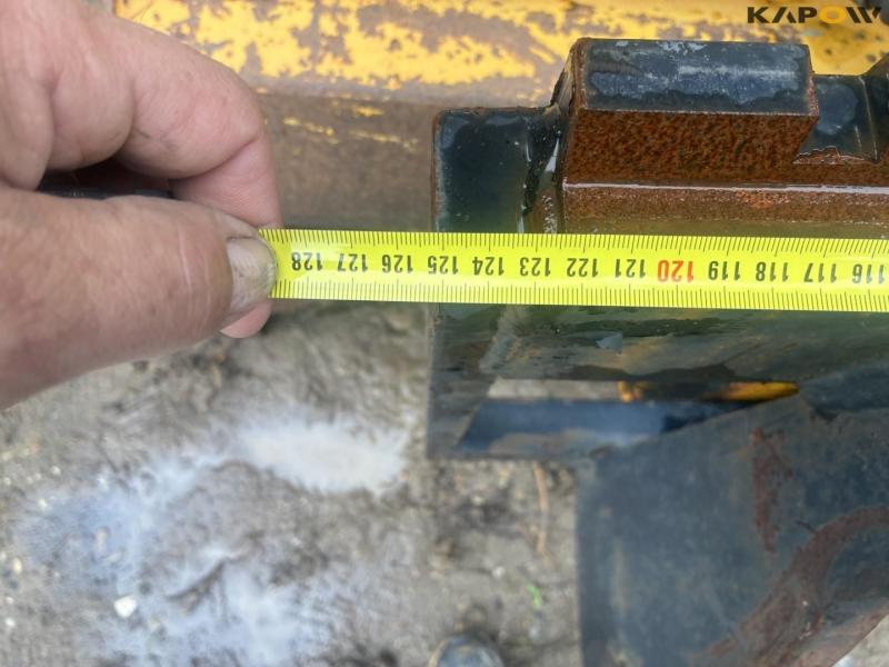 Bucket set in holder with Hydrema hitch 11