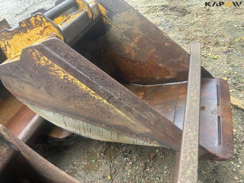 Bucket set in holder with Hydrema hitch 29