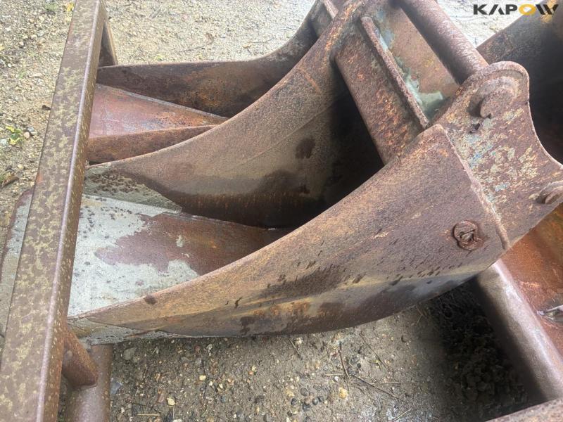 Bucket set in holder with Hydrema hitch 33