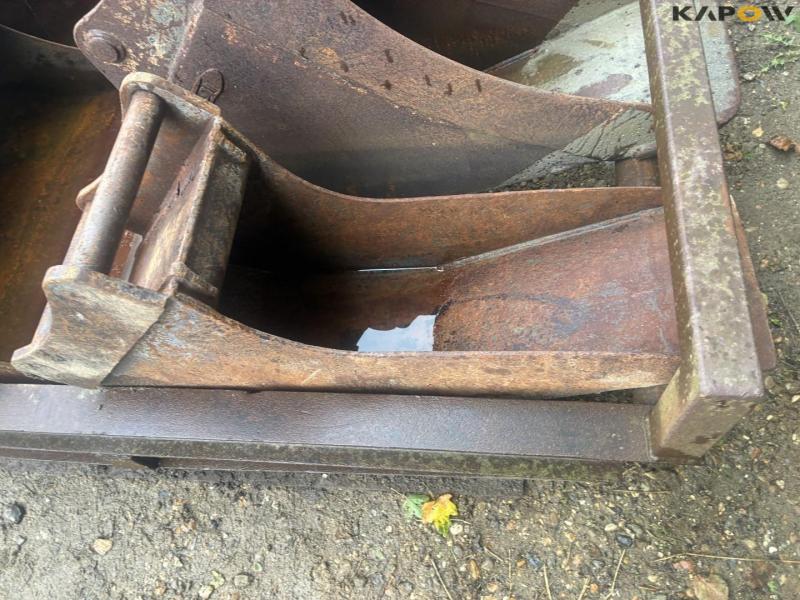 Bucket set in holder with Hydrema hitch 39