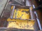 Bucket set in holder with Hydrema hitch 25