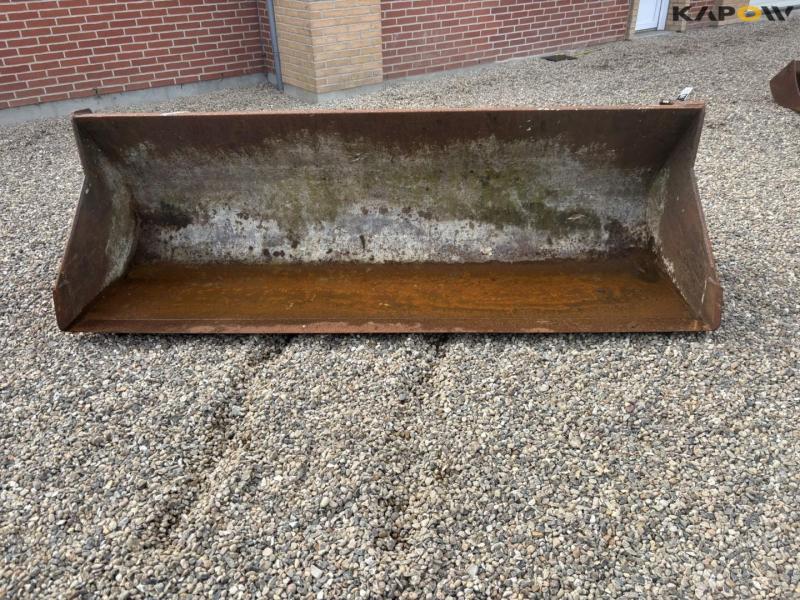 Bucket with manitou hitch 2