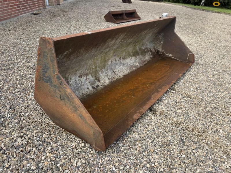 Bucket with manitou hitch 3