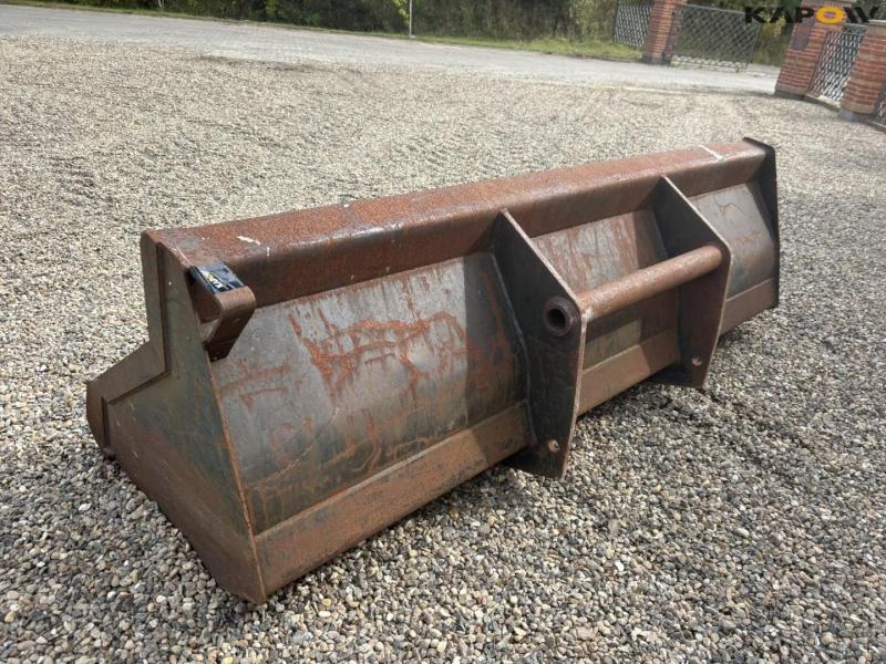 Bucket with manitou hitch 7