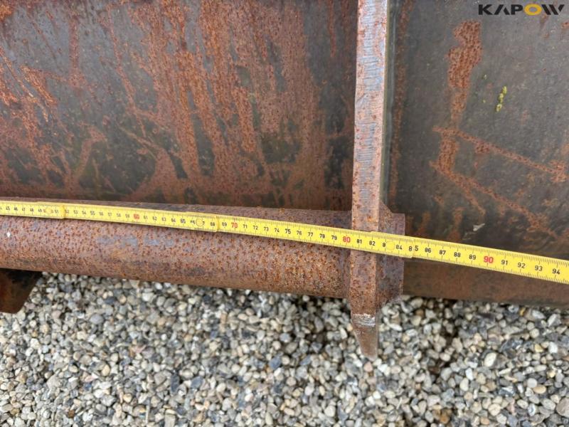 Bucket with manitou hitch 19