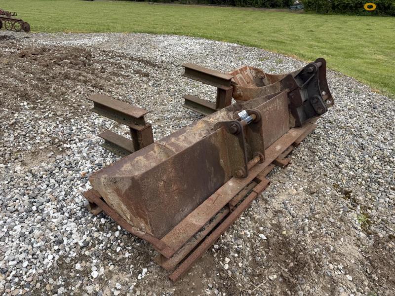 Shovels + stand 7