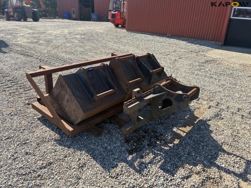 Bucket holder, bucket and pallet forks with Hydrema hitch 7