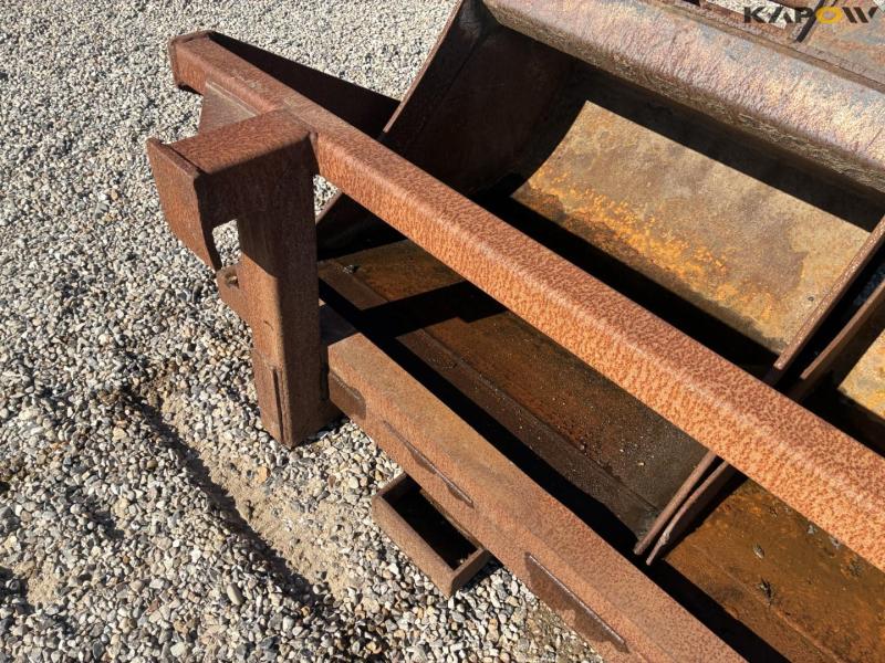 Bucket holder, bucket and pallet forks with Hydrema hitch 11