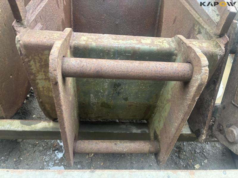 Bucket holder with bucket 20