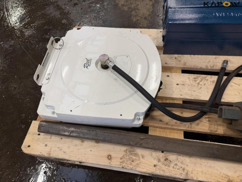 Bench vise, toolbox and compressed air roller 9