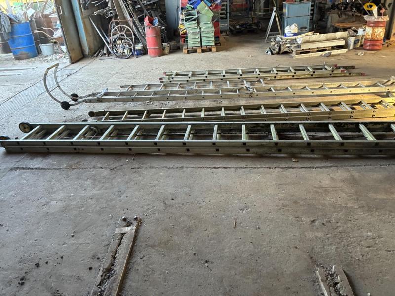 Extending ladder/roof ladder 5