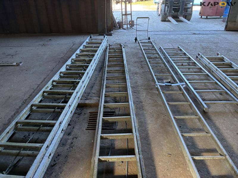 Extending ladder/roof ladder 11