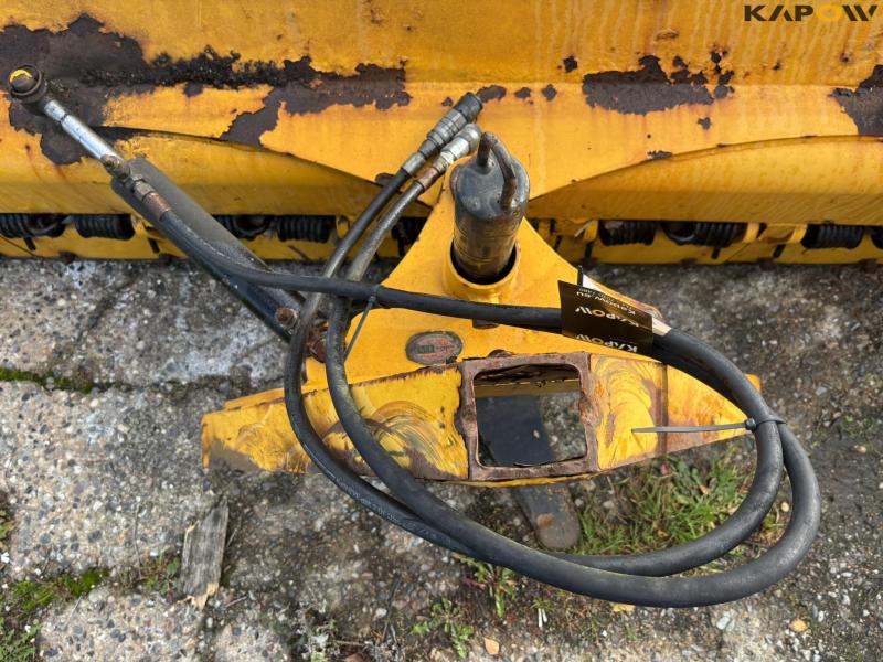 Snowplow hydraulically swiveling 26