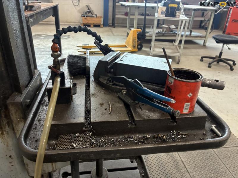 Column drilling machine with equipment 11