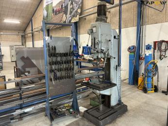 Column drilling machine with equipment