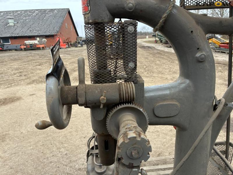 Column drilling machine 8